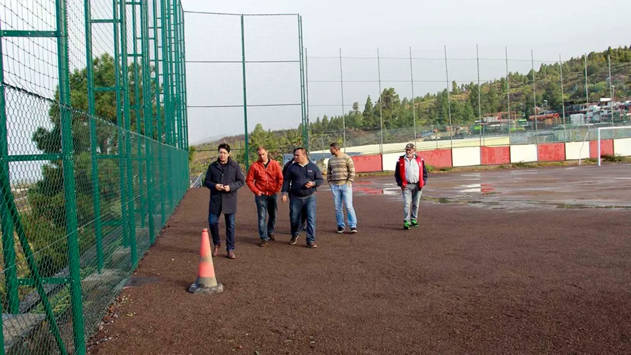 Visita tras finalizar las obras de ampliaci&oacute;n del campo de f&uacute;tbol de Ch&iacute;o (1)