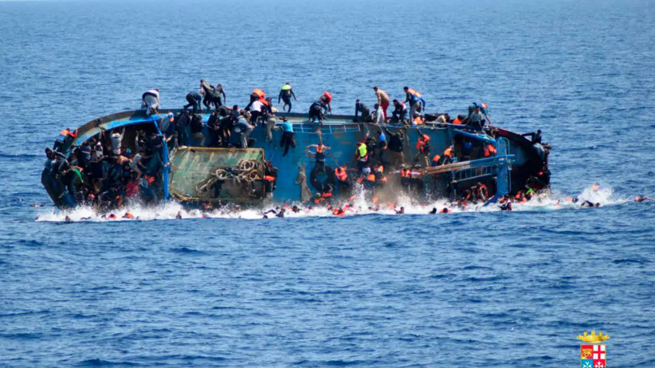 BARCO VUELCA EN EL MEDITERRANEO