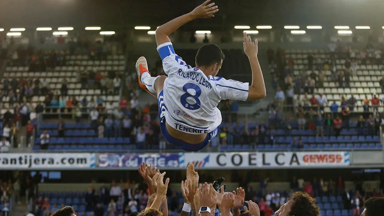ESTADIO HELIODORO RODRIGUEZ LOPEZ. PARTIDO TENERIFE-PONFERRADINA.EN LA IMAGEN, LA PLANTILLA MANTEA A RICARDO EN SU ULTIMO PARTIDO CON EL TENERIFE/SANTIAGO FERRERO