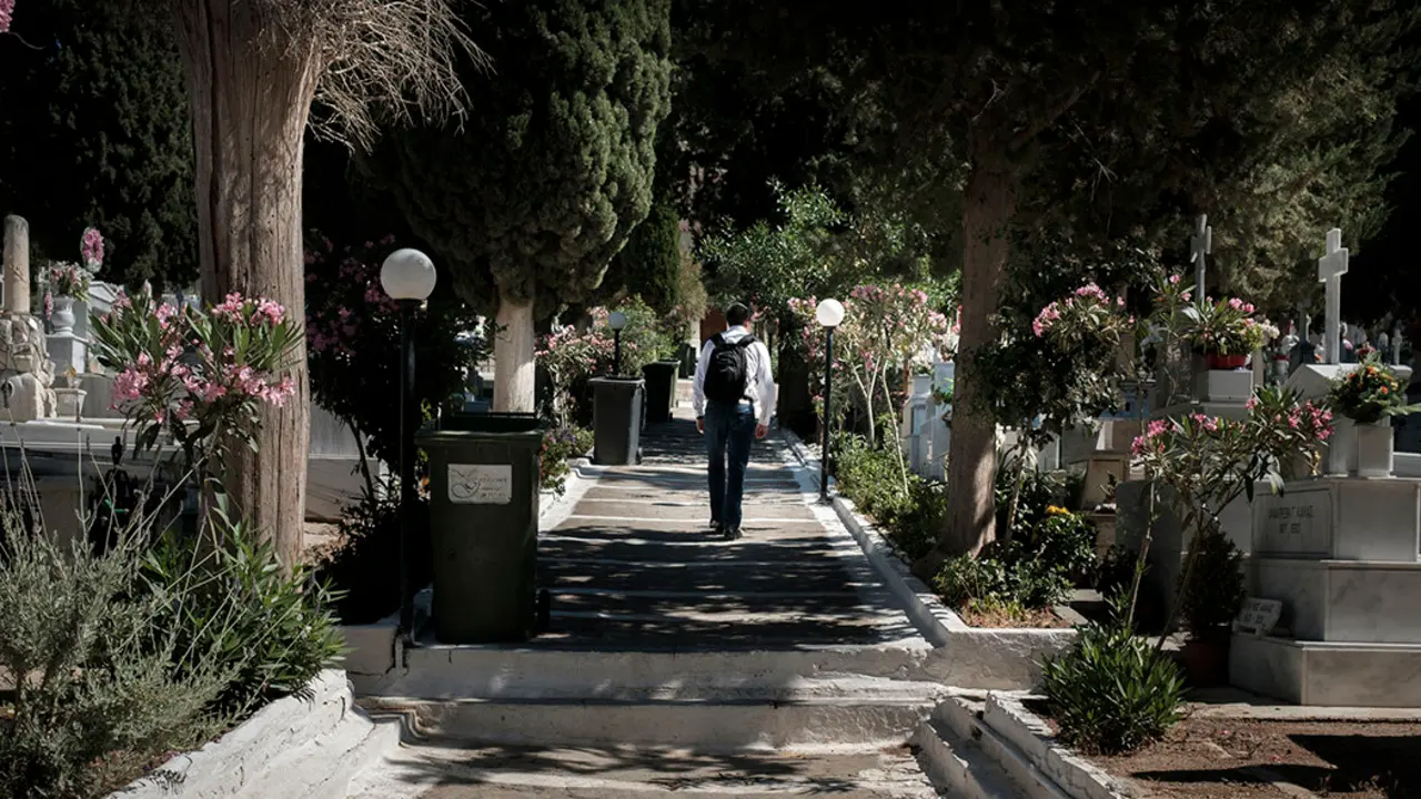 El Presidente D. Fernando Clavijo Batlle visita el cementerio de Vathy la ciudad portuaria donde llegan la mayor parte de los refugiados de Samos a 4 de Junio de 2016. (Foto: Arturo Rodriguez/Presidencia GobCan)Esta fotograf&iacute;a oficial del Gobierno de Canarias es solamente para uso editorial por medios de comunicaci&oacute;n. La fotograf&iacute;a no puede ser manipulada de ninguna manera y no se puede utilizar en materiales comerciales y/o pol&iacute;ticos, publicidad, correos electr&oacute;nicos, productos, promociones que de alguna manera pueda sugerir la aprobaci&oacute;n o respaldo del Presidente, o el Gobierno de Canarias.