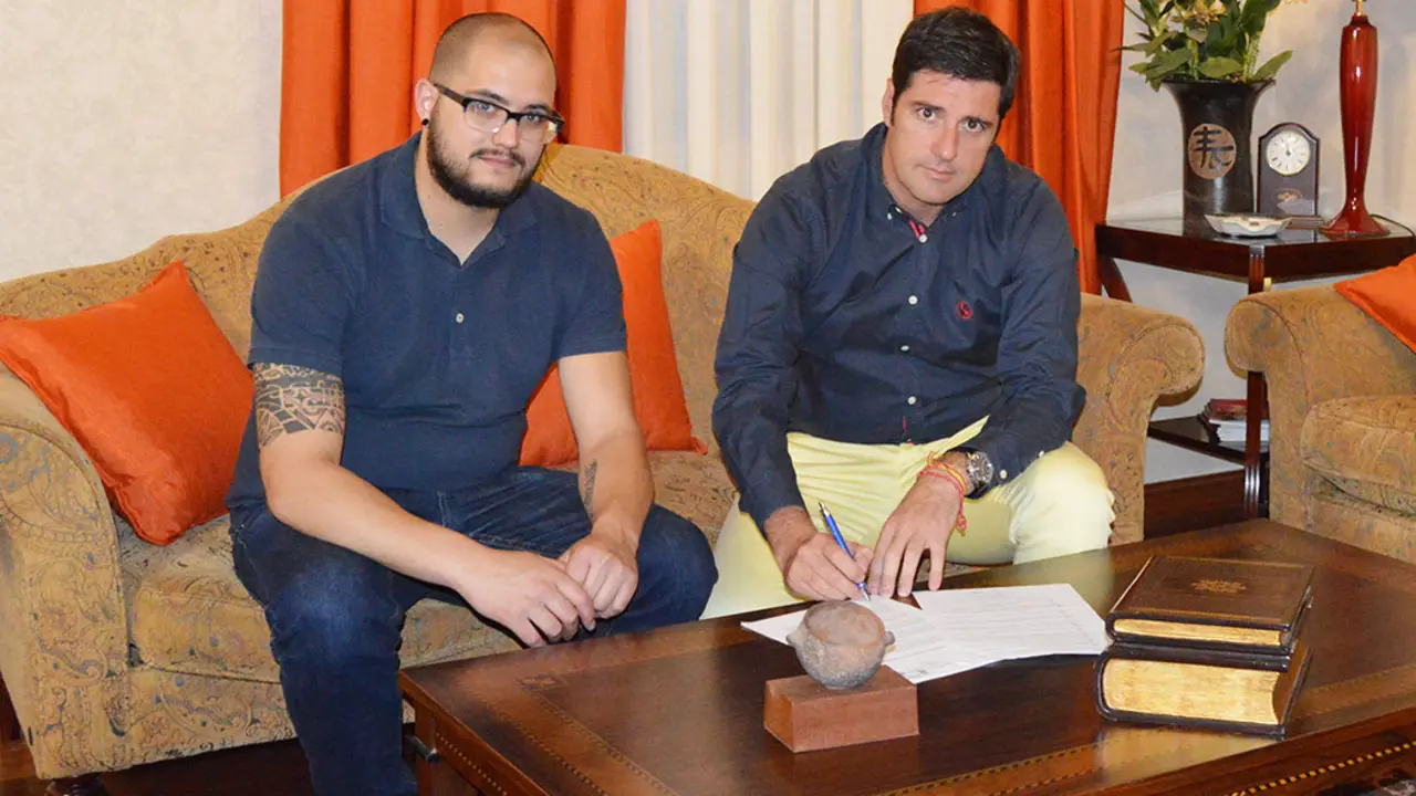 Foto firma renovaci&oacute;n convenio con Alcalde y presidente asociaci&oacute;n