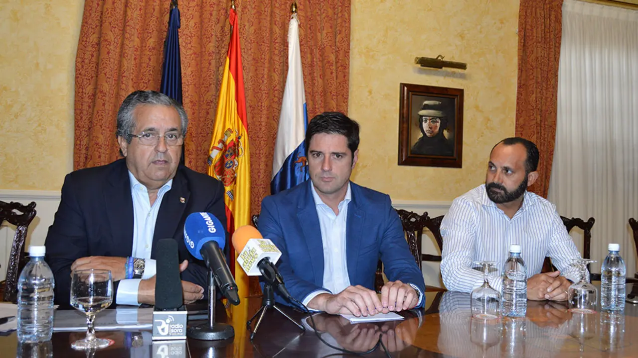El Senador, el Alcalde y el Primer Teniente de Alcalde en rueda de prensa
