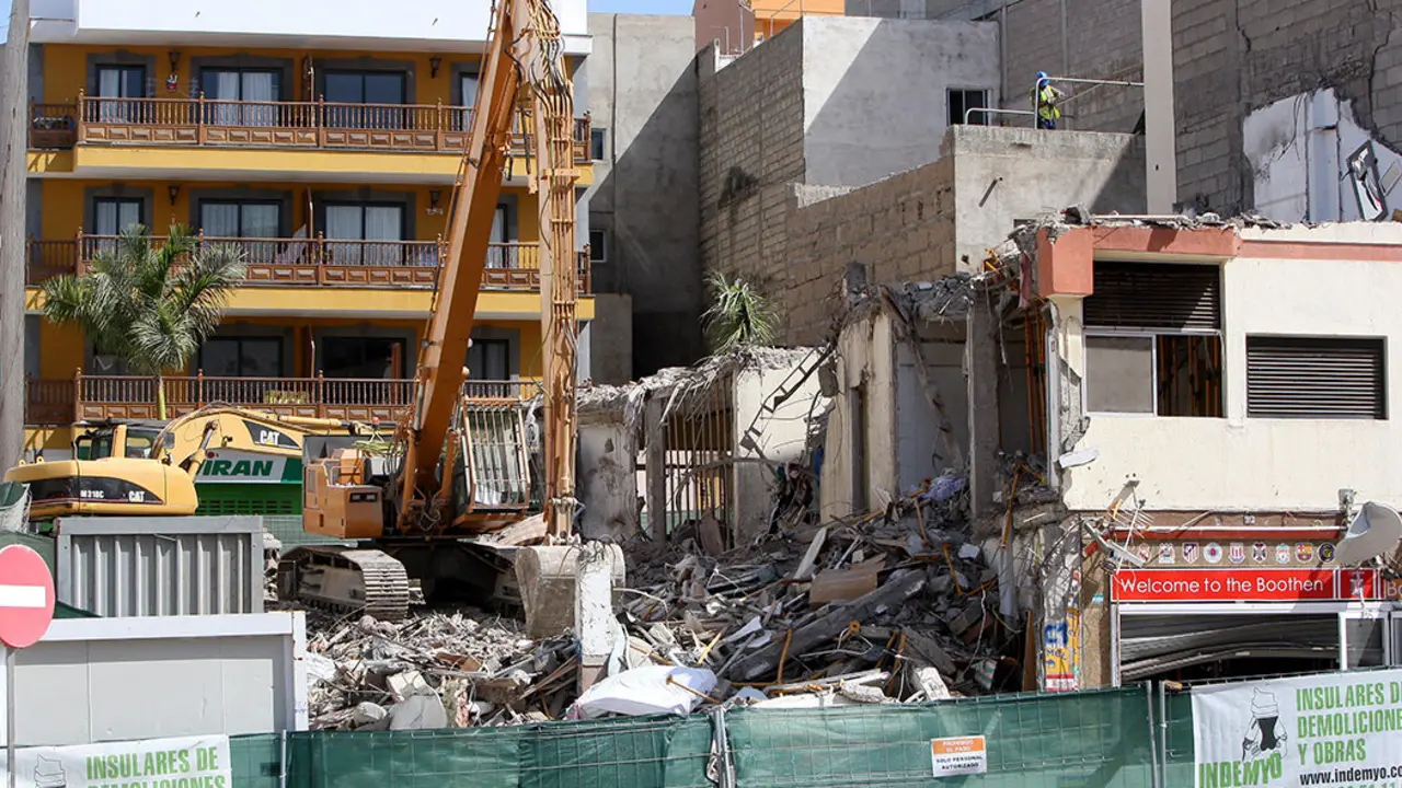 DEMOLICI&Oacute;N RESTO DEL EDIFICIO DE LOS CRISTIANOS 912