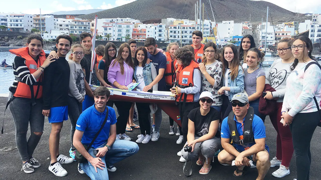 07 Representantes de PLOCAN + grupo de alumnos en el Puerto de La Restinga