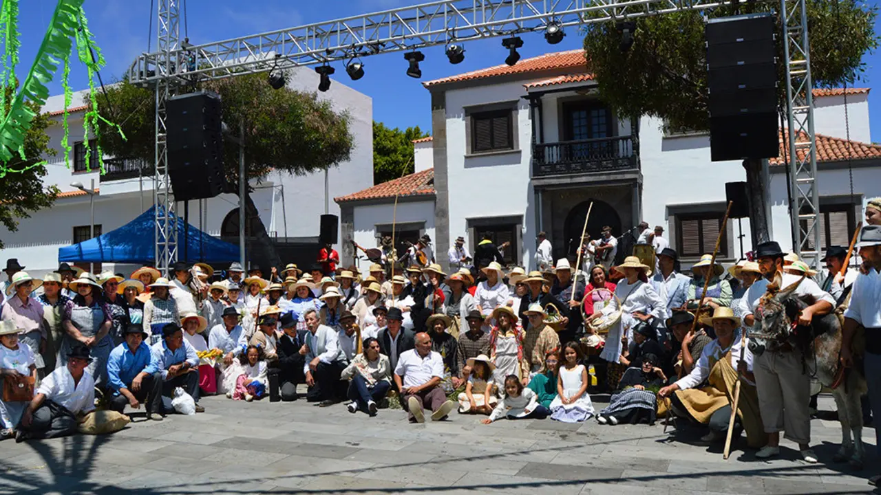 Foto de grupo de los participantes en la actividad