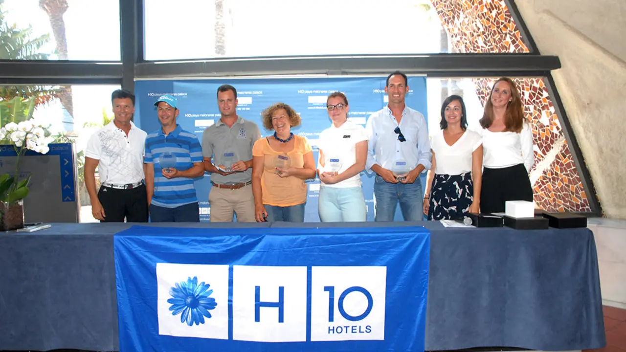 Los ganadores conr epresentantes del patrocinador y y organizador