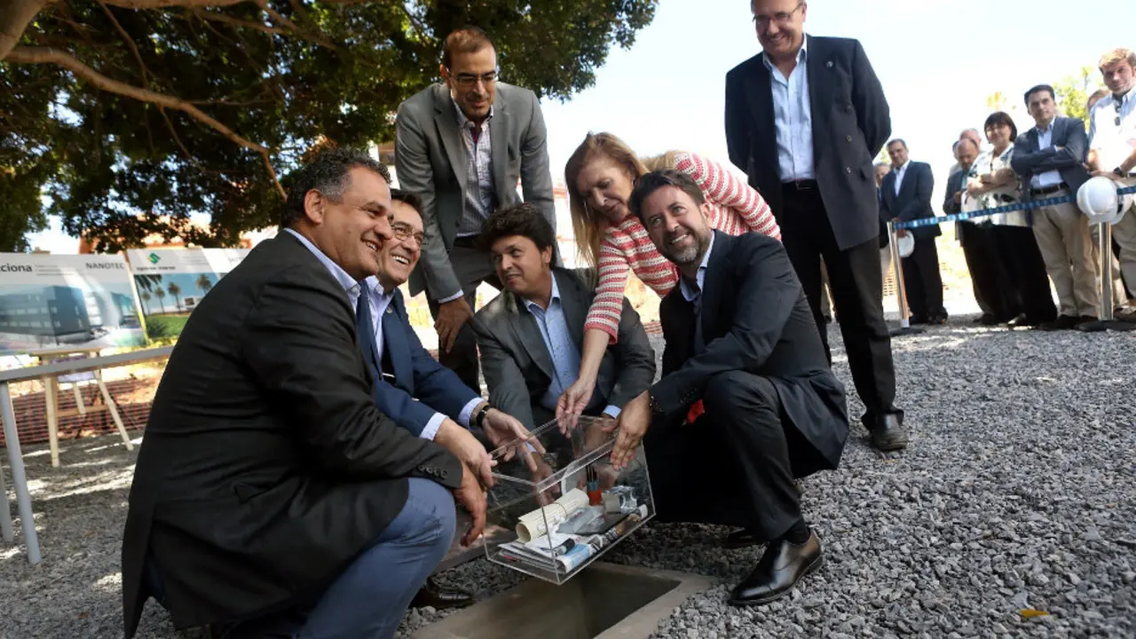 Colocaci&oacute;n de la Primera Piedra del Hogar Gomero 