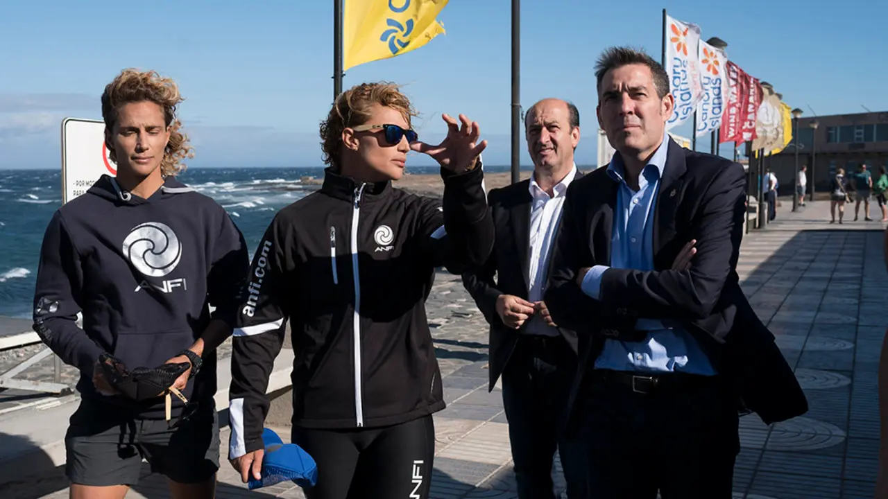 El Presidente D. Fernando Clavijo Batlle visita Pozo Izquierdo para verse con Iballa Ruano y Daida Ruano en la WWF Wind Waves Festival a 7 de Julio de 2016. (Foto: Arturo Rodriguez/Presidencia GobCan)Esta fotograf&iacute;a oficial del Gobierno de Canarias es solamente para uso editorial por medios de comunicaci&oacute;n. La fotograf&iacute;a no puede ser manipulada de ninguna manera y no se puede utilizar en materiales comerciales y/o pol&iacute;ticos, publicidad, correos electr&oacute;nicos, productos, promociones que de alguna manera pueda sugerir la aprobaci&oacute;n o respaldo del Presidente, o el Gobierno de Canarias.