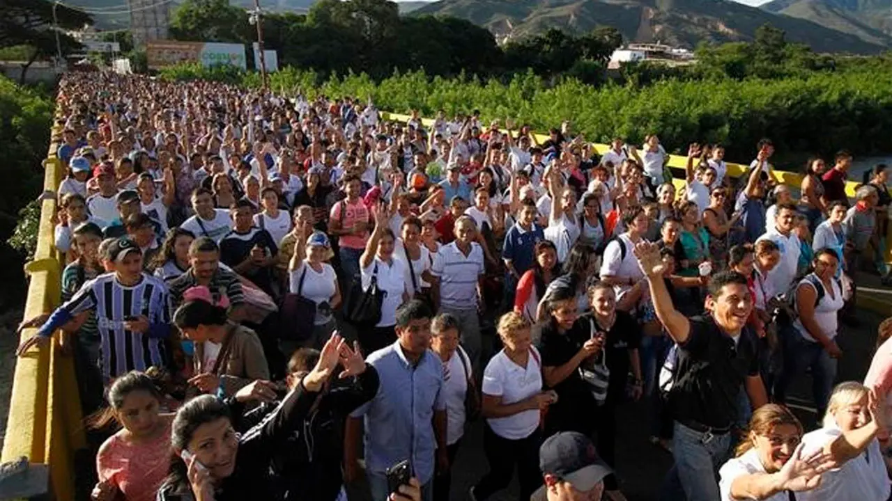 CUC05- CUCUTA  COLOMBIA  10 07 2016 - Miles de venezolanos cruzan el puente fronterizo  Simon Bolivar  entre Colombia y Venezuela  hoy domingo 10 de julio de 2016  en Cucuta  Colombia  Miles de venezolanos  unos 25 000 segun las autoridades locales  cruzaron hoy la frontera  abierta por doce horas por el Gobierno de Venezuela para que sus ciudadanos puedan pasar a la ciudad de Cucuta a comprar alimentos y medicinas  EFE SCHNEYDER MENDOZA