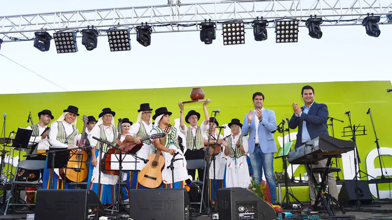Foto entrega Talla de Plata al grupo Tayme