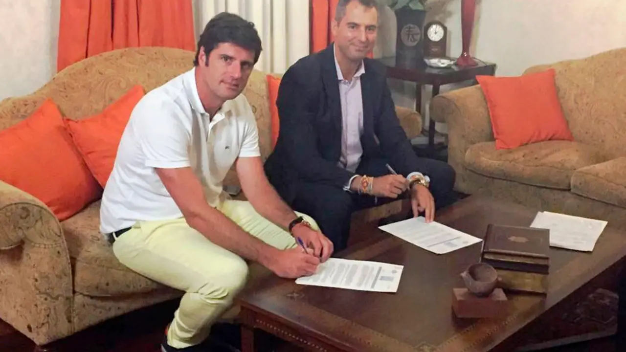 Foto firma de la pr&oacute;rroga contrato con Entemanser