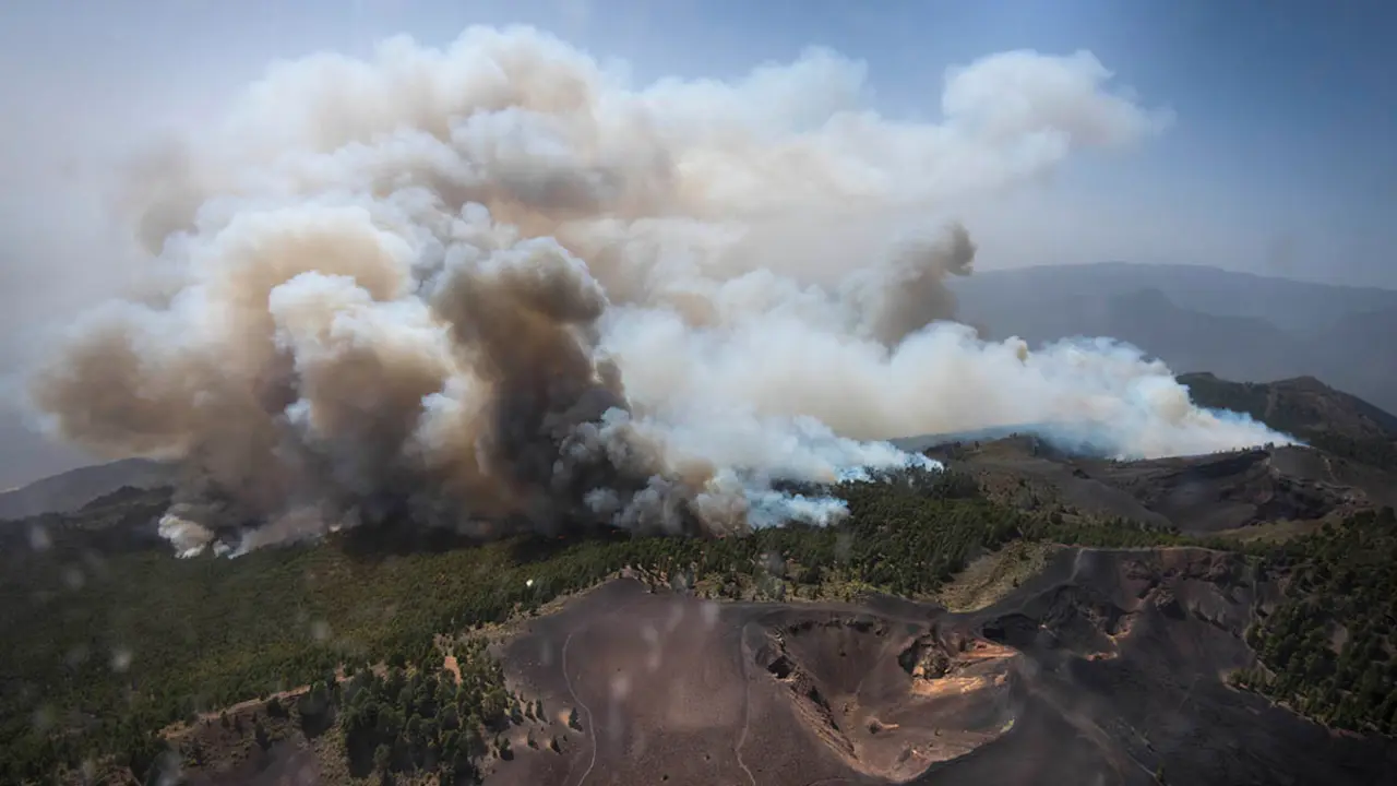 Imagen a&eacute;rea incendio forestal en La Palma