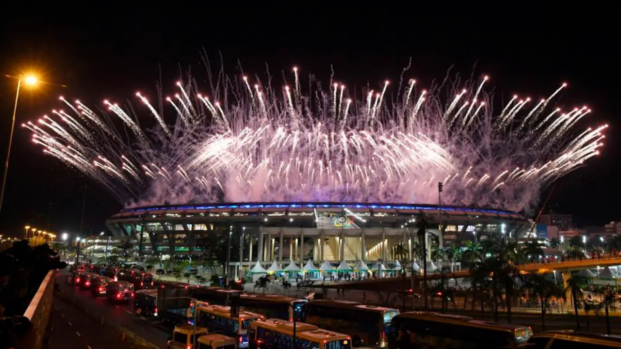 Fireworks explode over the Maracana stadium during the opening ceremony of the Rio 2016 Olympic Games in Rio de Janeiro on August 5, 2016. / AFP / Luis Acosta
