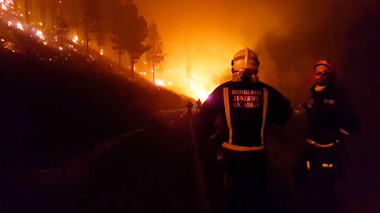 BOMBEROS VOLUNTARIOS DE ADEJE LUCHAN CONTRA EL INCENDIO QUE ASOLA LA PALMA