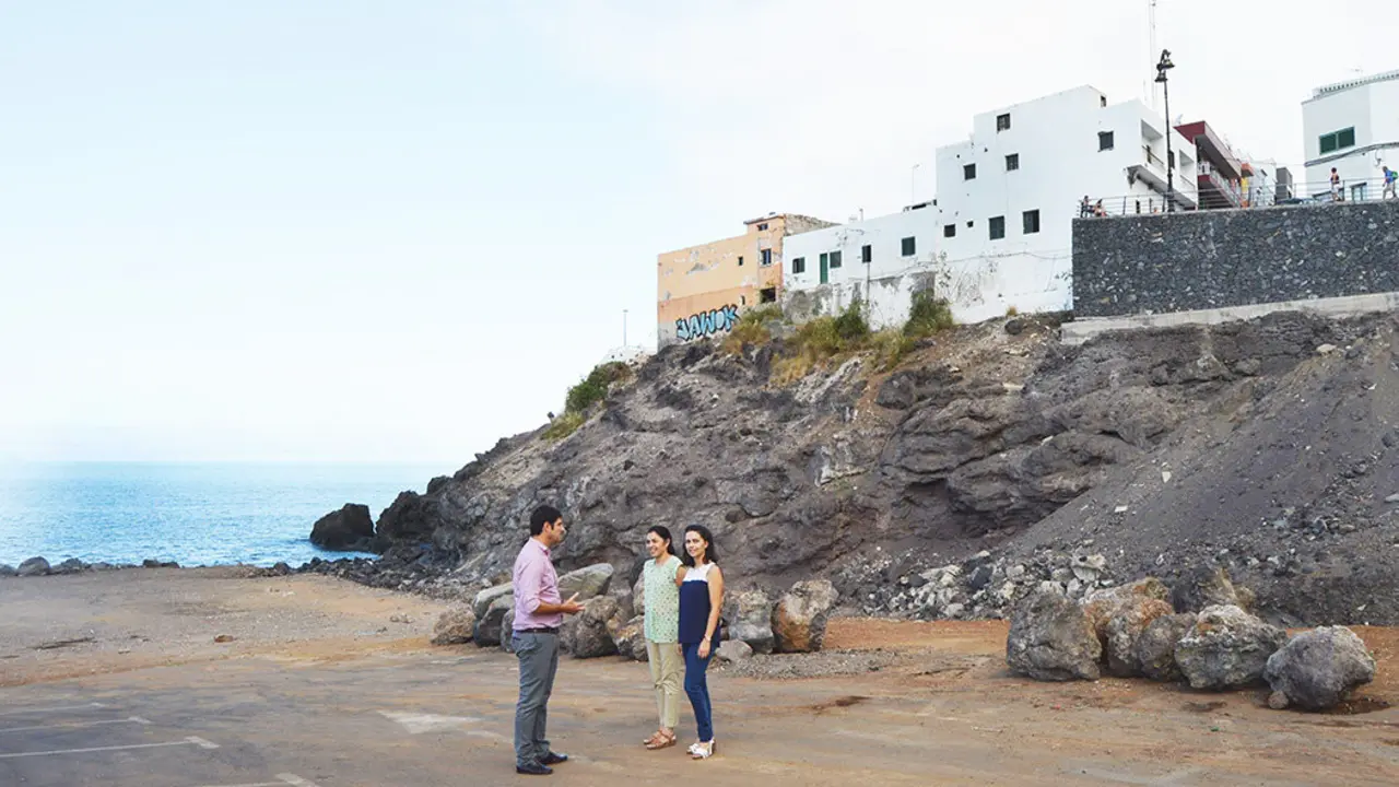 El Alcalde junto a las concejalas supervisando las obras