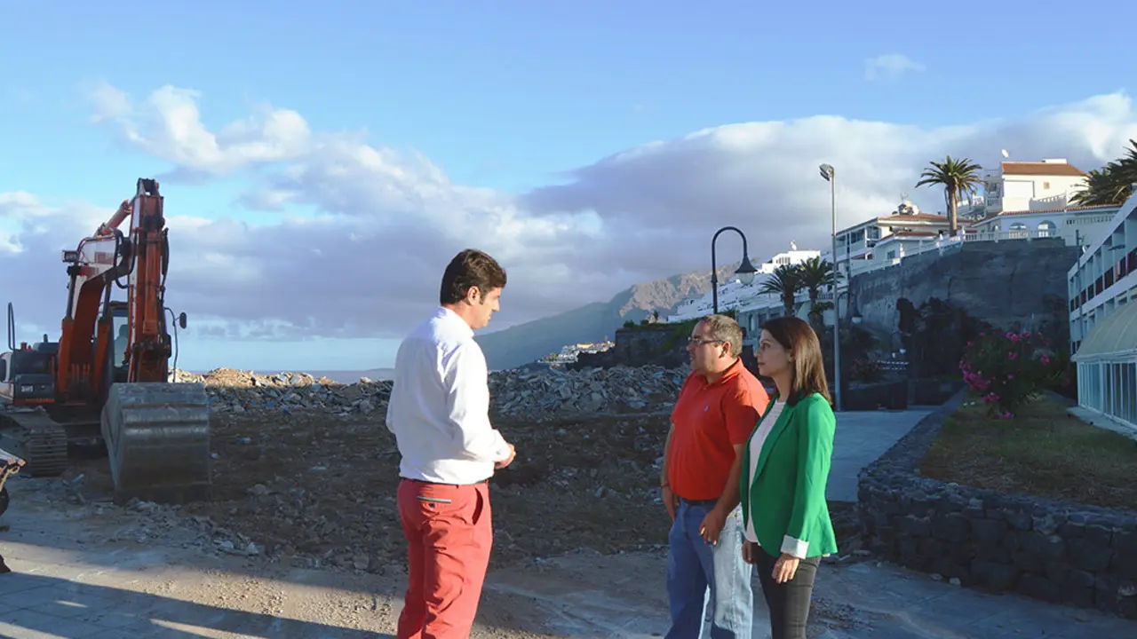 Foto visita a las obras de acondicionamiento playa de Neptuno