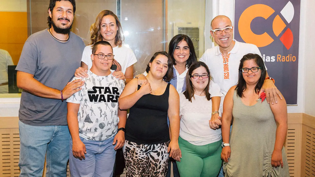 El equipo de Ma&igrave;s que 21 con Carolina Darias