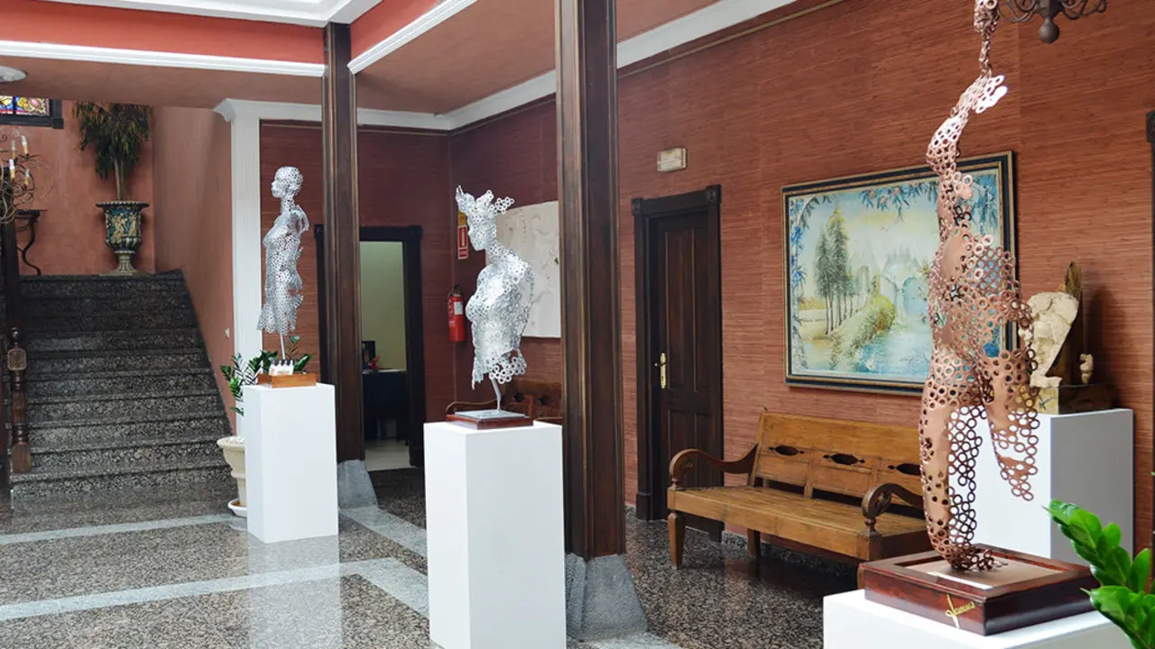 Foto de la muestra escult&oacute;rica en el Ayuntamiento
