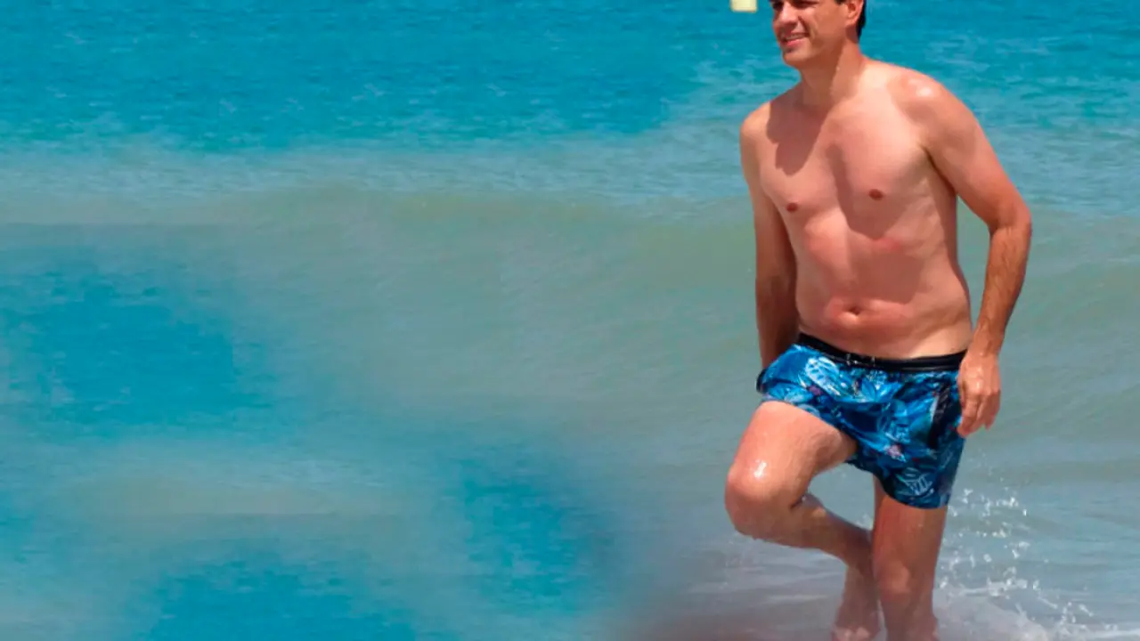 PEDRO S&Aacute;NCHEZ EN UNA PLAYA DE IBIZA