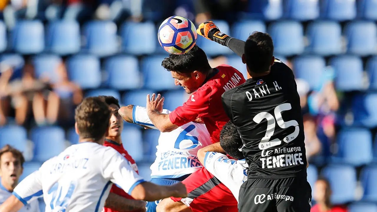ESTADIO HELIODORO RODRIGUEZ LOPEZ. PARTIDO TENERIFE-GETAFE.EN LA IMAGEN, MOLINA INTENTA UN REMATE DE CABEZA ANTE DANI HERNANDEZ./SANTIAGO FERRERO