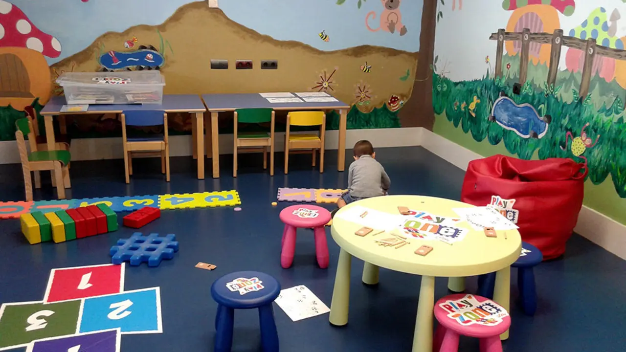 Un ni&ntilde;o juega en la nueva zona de juego educativa en las consultas pedi&aacute;tricas del HUC