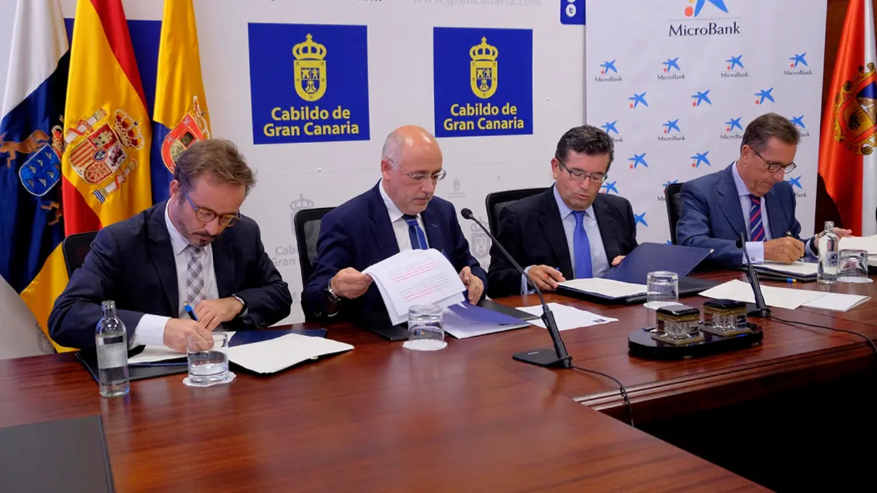 Las Palmas de Gran Canaria. 05/10/16.  El presidente del Cabildo de Gran Canaria, Antonio Morales, el consejero de Desarrollo Econ&oacute;mico, Ra&uacute;l Garc&iacute;a Brink, el director territorial de CaixaBank, Juan Ram&oacute;n Fuertes, y el presidente de MicroBank, Antonio Vila; suscribieron hoy un convenio por el que la entidad financiera abre una l&iacute;nea de cr&eacute;dito de un mill&oacute;n de euros dirigido a emprendedores y microempresas para la creaci&oacute;n de nuevas empresas y potenciar la creaci&oacute;n de empleo.