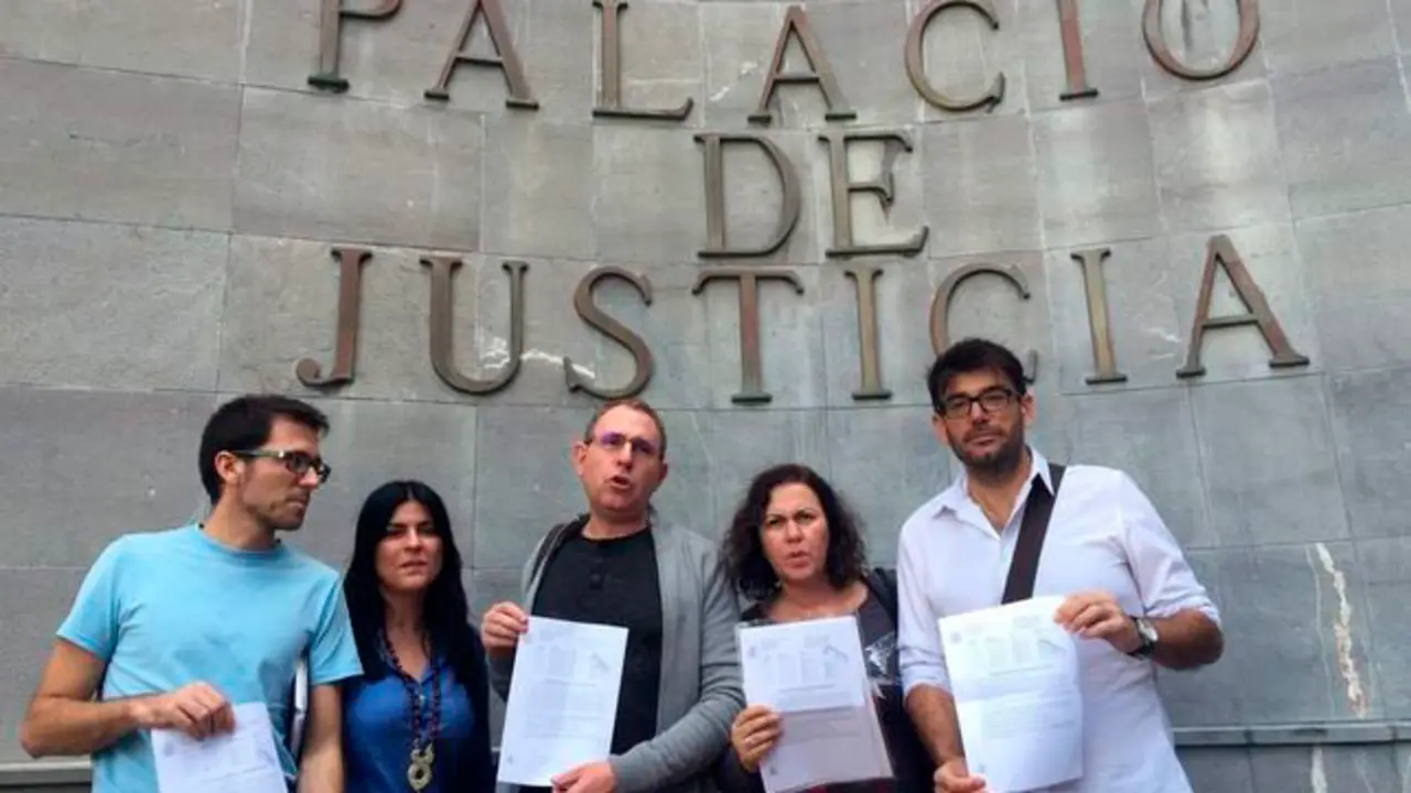 Podemos-Cabildo-Tenerife-Palacio-Justicia_EDIIMA20151211_0610_18