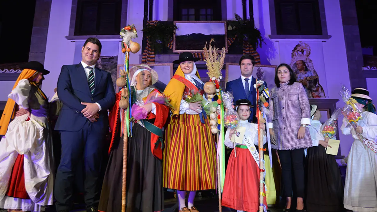 Foto de las ganadoras junto a representantes municipales