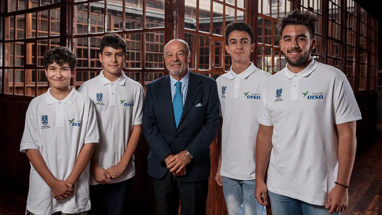 El presidente de la Fundaci&oacute;n DISA, Raimundo Baroja, con el equipo de rob&oacute;tica