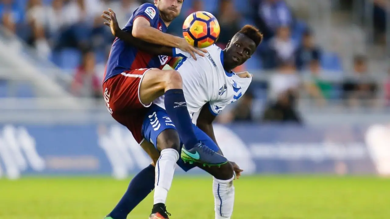 ESTADIO HELIODORO RODRIGUEZ LOPEZ. PARTIDO TENERIFE-HUESCA.
EN LA IMAGEN, AMATH EN UNA ACCI&Oacute;N CON UN JUGADOR DEL HUESCA.
/SANTIAGO FERRERO