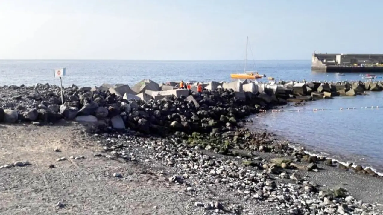 J&oacute;venes recogiendo basura en Playa San Juan-noviembre 2016_Fotor