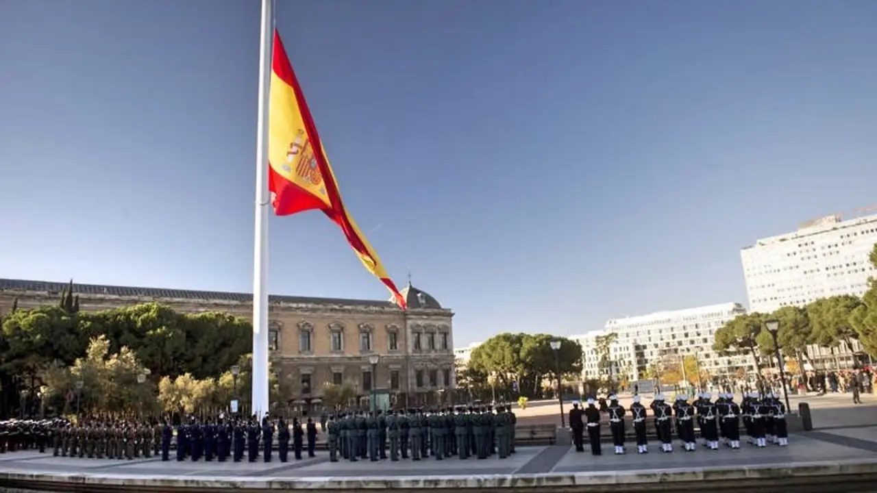 GRA021. MADRID, 06/11/2016.- Esta ma&ntilde;ana se ha celebrado el acto de izado solemne de la bandera en la Plaza de Col&oacute;n con motivo de la celebraci&oacute;n del D&iacute;a de la Constituci&oacute;n. EFE/Luca Piergiovanni