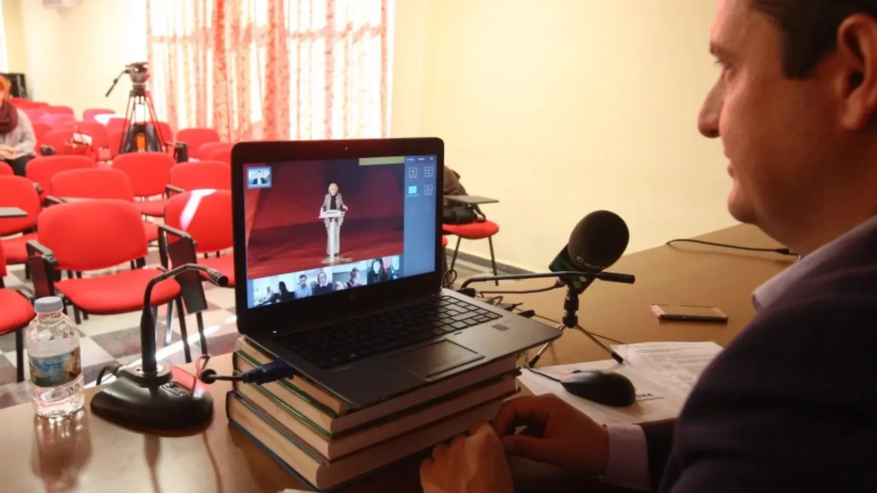 Mena escucha a Manuela Carmena por video conferencia