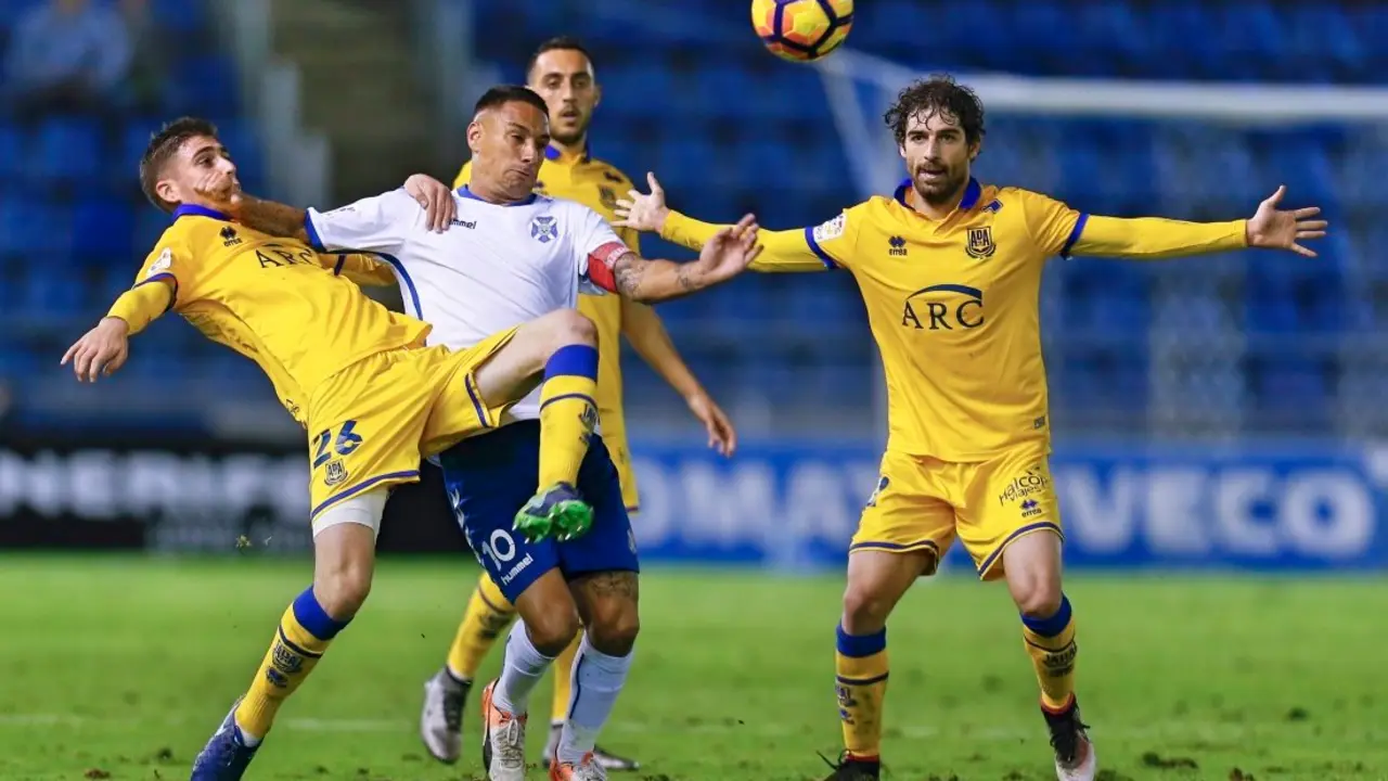 ESTADIO HELIODORO RODRIGUEZ LOPEZ. PARTIDO TENERIFE-ALCORC&Oacute;N.
EN LA IMAGEN, SUSO SANTANA DISPUTA UN BAL&Oacute;N CON DI&Eacute;GUEZ.
/SANTIAGO FERRERO