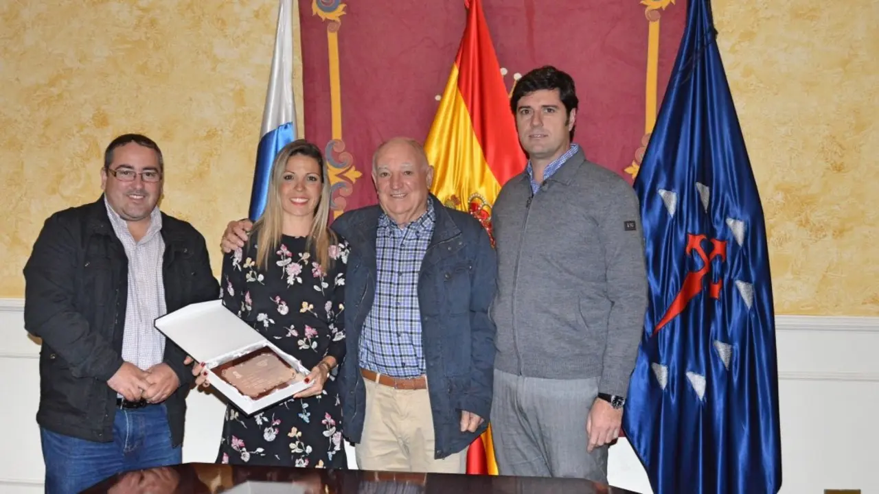 Foto del reconocimiento a D&aacute;cil Hern&aacute;ndez_Fotor