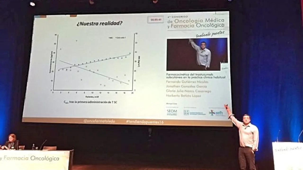 El farmace&uacute;tico Fernando Guti&eacute;rrez presentando el trabajo en el Congreso en Toledo_Fotor