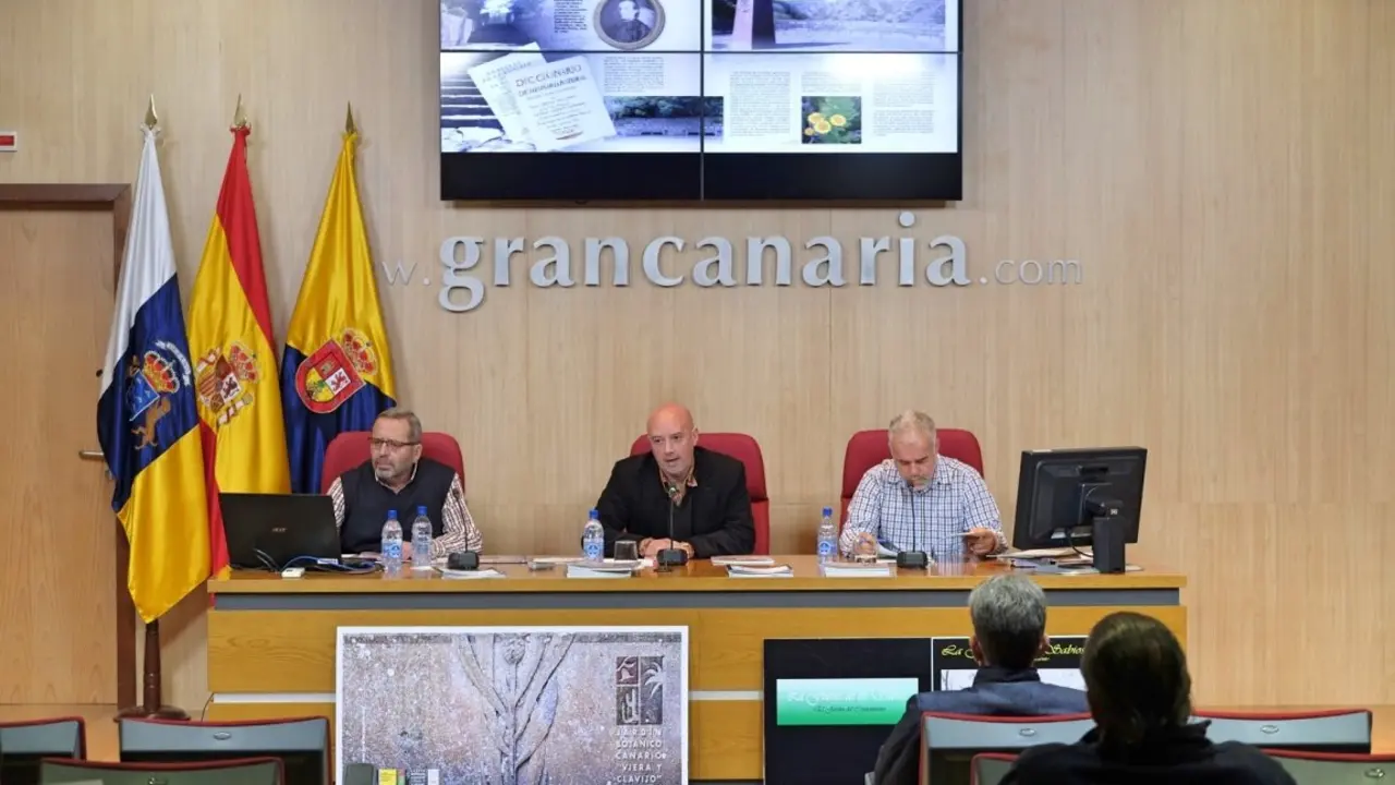 Las Palmas de Gran Canaria. 25/01/17.  El director del Jard&iacute;n Bot&aacute;nico Viera y Clavijo, Juli Caujap&eacute;, y el jefe del Departamento de Educaci&oacute;n Ambiental y adjunto a la direcci&oacute;n del Jard&iacute;n, Juan Manuel L&oacute;pez, presentaron hoy el libro &ldquo;El Jard&iacute;n bot&aacute;nico canario Viera y Clavijo&rdquo; y el c&oacute;mic &ldquo;La fuente de los sabios&rdquo;, publicaciones que forman parte del proyecto &ldquo;El jard&iacute;n del conocimiento&rdquo;, destinado a compartir con la ciudadan&iacute;a conocimientos cient&iacute;ficos y educaci&oacute;n ambiental. Cabildo de Gran Canaria. 