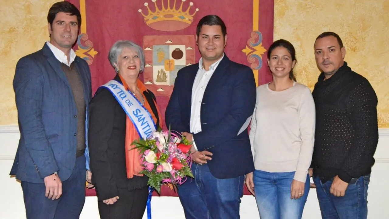 Foto del recibimiento a la aspirante del municipio a Reina del Carnaval de Los Mayores 2017_Fotor