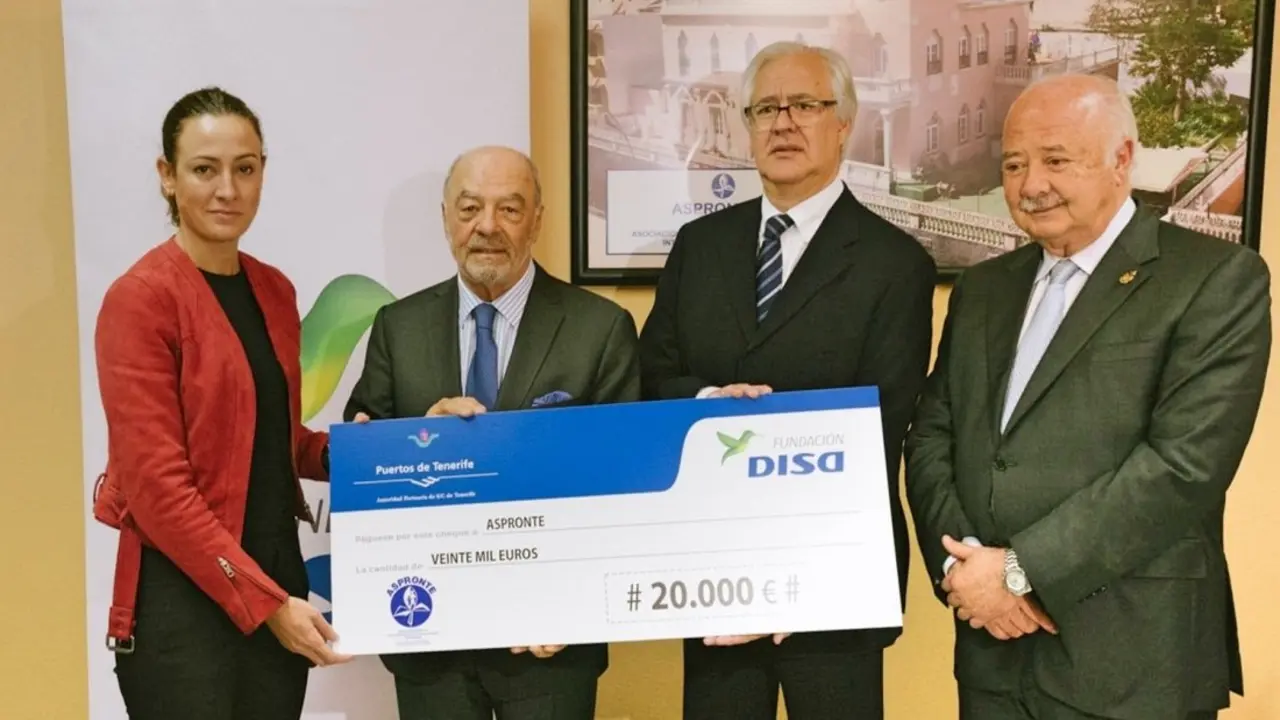 momento de la entrega del cheque_Fotor