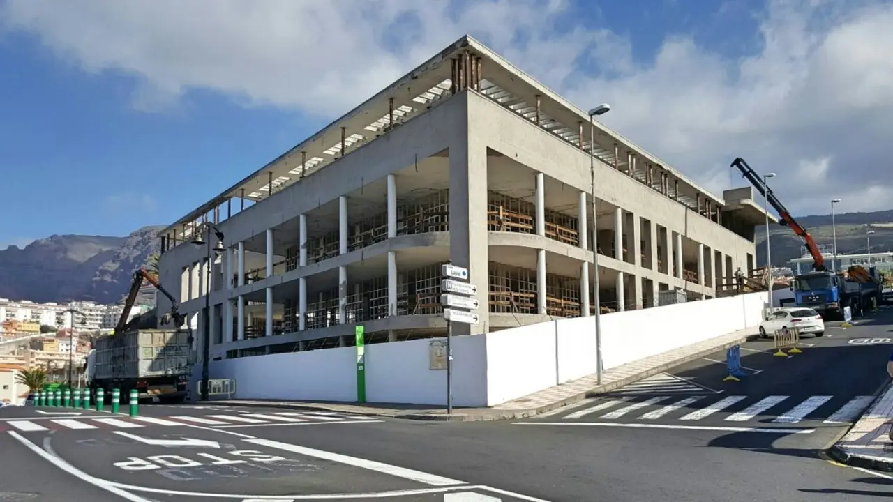 Foto de los trabajos de demolici&oacute;n del edificio de Playa de La Arena_Fotor
