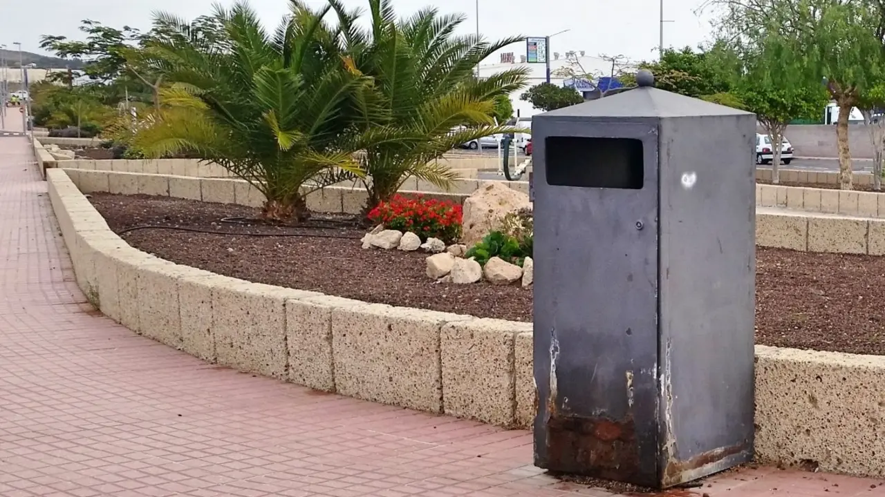 FOTO DA&Ntilde;OS EN PAPELERA POR ORINES DE PERROS, SITUADA EN LA AVDA_Fotor