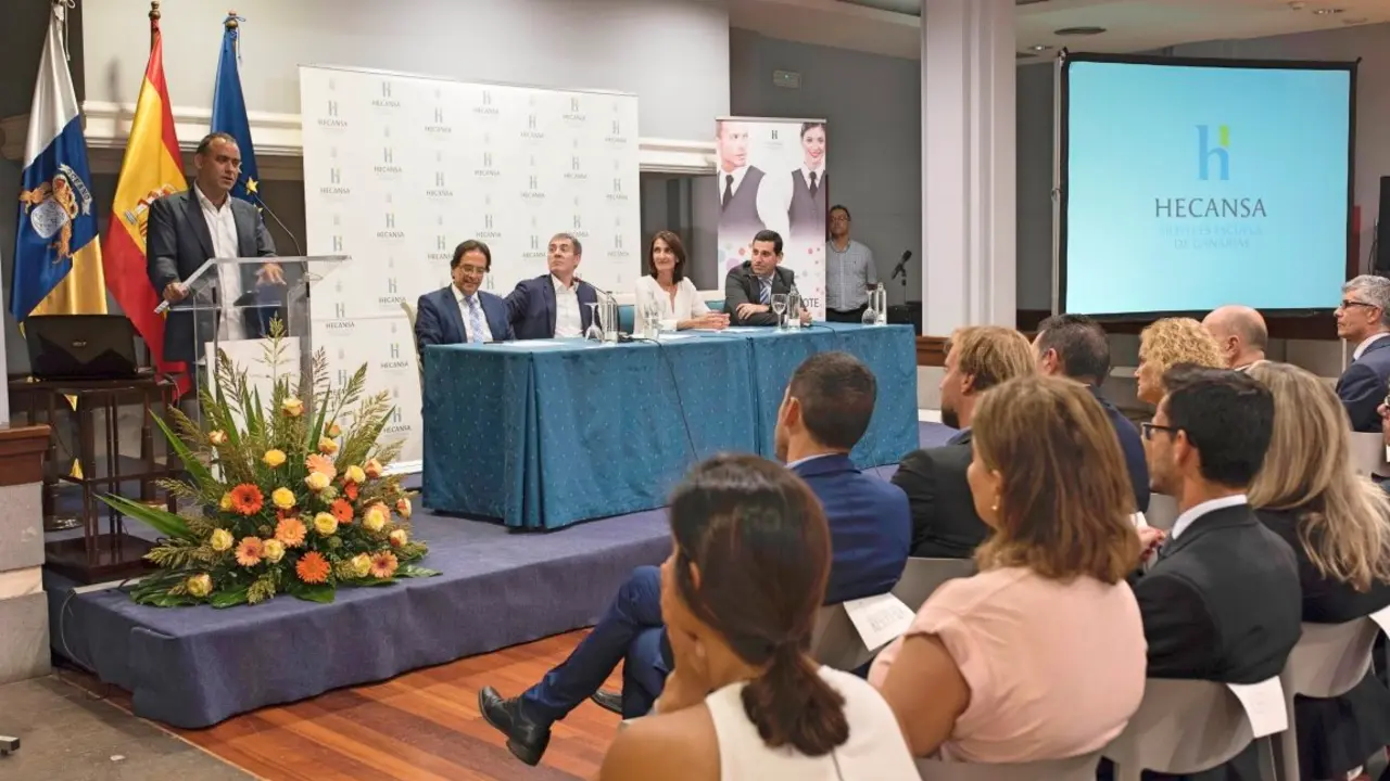 El Presidente D. Fernando Clavijo Batlle inaugura el curso acad&eacute;mico en el hotel escuela de Santa Br&iacute;gida a 18 de Octubre de 2016. (Foto: Arturo Rodriguez/Presidencia GobCan)Esta fotograf&iacute;a oficial del Gobierno de Canarias es solamente para uso editorial por medios de comunicaci&oacute;n. La fotograf&iacute;a no puede ser manipulada de ninguna manera y no se puede utilizar en materiales comerciales y/o pol&iacute;ticos, publicidad, correos electr&oacute;nicos, productos, promociones que de alguna manera pueda sugerir la aprobaci&oacute;n o respaldo del Presidente, o el Gobierno de Canarias.