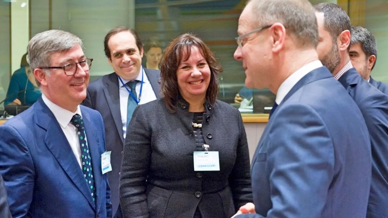 Bruselas, d&iacute;a 17 de Febrero 2017; Soledad MONZ&Oacute;N (ce), Consejera de Educaci&oacute;n y Universidades del Gobierno de Canarias, asiste a la reuni&oacute;n de los Ministros Europeos de Educaci&oacute;n en el Consejo UE; aqu&iacute;, con el secretario de Estado de Educaci&oacute;n, Formaci&oacute;n Profesional y Universidades, Marcial MAR&Iacute;N (iz), y Tibor NAVRACSICS (de), Comisario Europeo encargado de Educaci&oacute;n, Cultura, Juventud y Deporte;Photo Horst Wagner / EFE