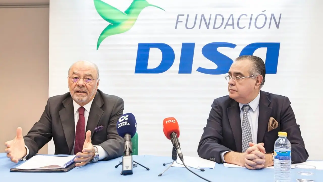 Presentaci&oacute;n de Cuadernos de Econom&iacute;a a cargo del presidente de Fundaci&oacute;n Disa, Raimundo Baroja, y del presidente de Corporaci&oacute;n 5, Jos&eacute; Carlos Francisco en la sede de Disa.