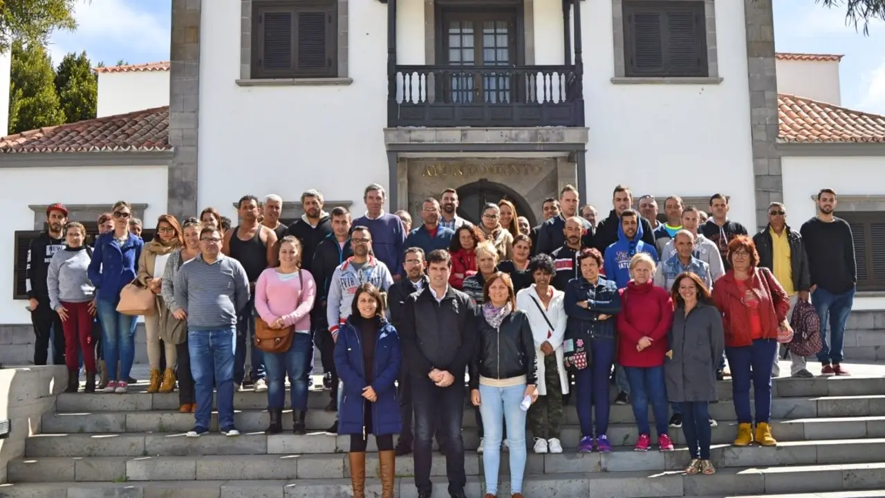 Las autoridades municipales junto a los nuevos trabajadores_Fotor