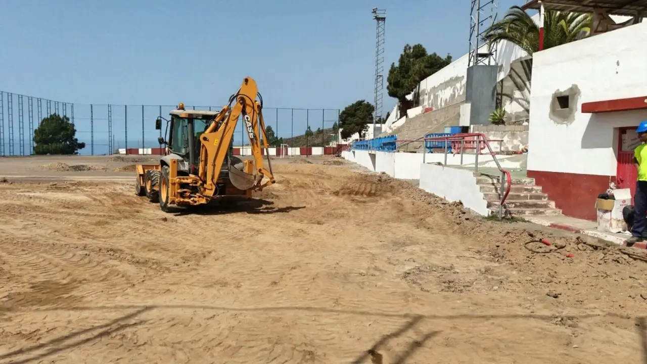 Obras campo f&uacute;tbol Ch&iacute;o_Fotor