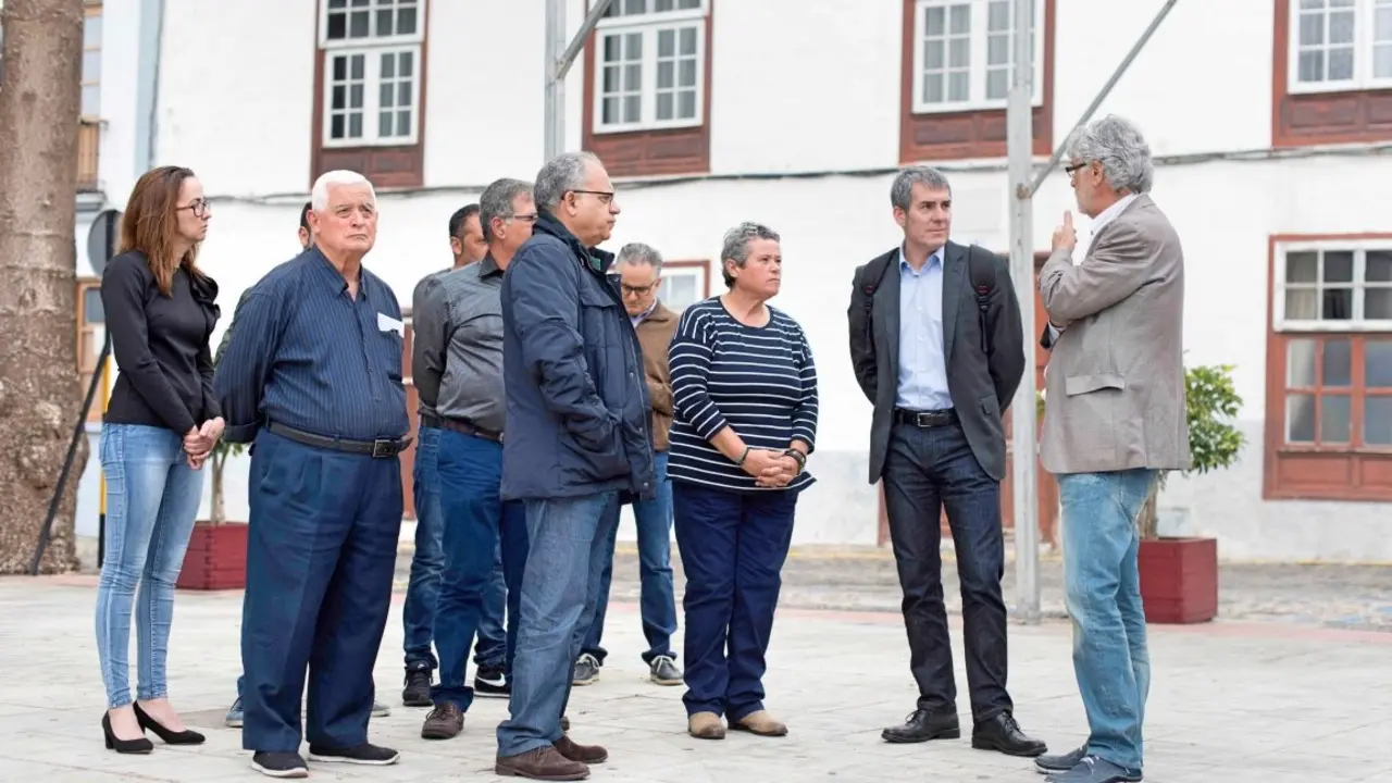 El Presidente D. Fernando Clavijo Batlle visita La Gomera para la mesa de seguimiento del FDCAN a 14 de Marzo de 2017. Visita a la plaza de Agulo, donde se ejecutar&aacute; una obra de remodelaci&oacute;n. (Foto: Arturo Rodriguez/Presidencia GobCan)


Esta fotograf&iacute;a oficial del Gobierno de Canarias es solamente para uso editorial por medios de comunicaci&oacute;n. La fotograf&iacute;a no puede ser manipulada de ninguna manera y no se puede utilizar en materiales comerciales y/o pol&iacute;ticos, publicidad, correos electr&oacute;nicos, productos, promociones que de alguna manera pueda sugerir la aprobaci&oacute;n o respaldo del Presidente, o el Gobierno de Canarias.