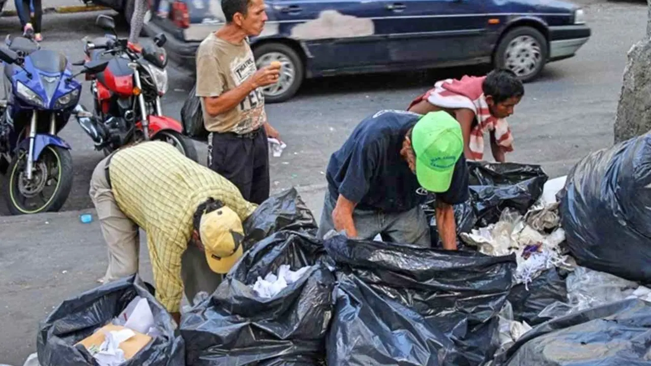 venezolanos-urgando-basura-veraz-informa_Fotor