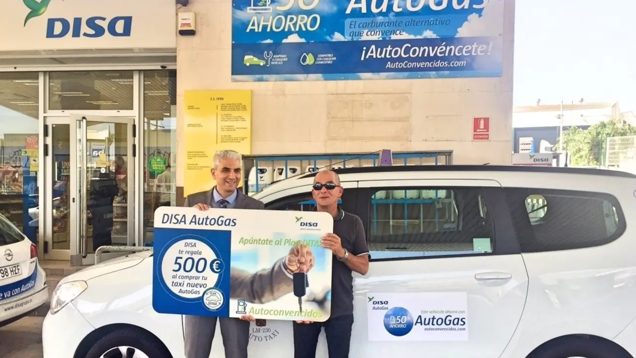 Domingo_Barrios_recibe_el_primer_cheque_del_plan_DITAX_de_DISA_Fotor