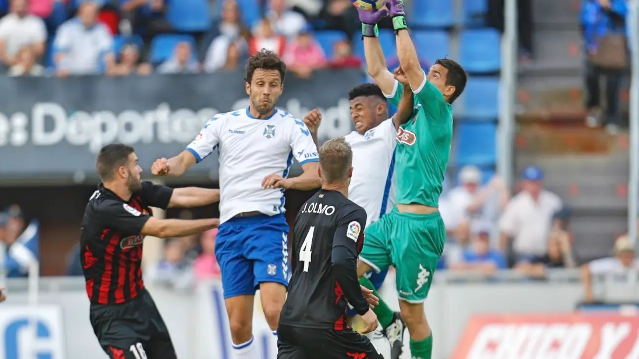 ESTADIO HELIODORO RODRIGUEZ L&Oacute;PEZ. PARTIDO TENERIFE-REUS.
EN LA IMAGEN, GERM&Aacute;N Y LOZANO INTENTAN UN REMATE ANTE BAD&Iacute;A.
/SANTIAGO FERRERO
